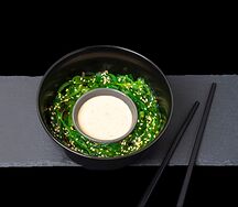 Салат Чука с ореховым соусом