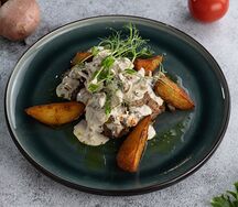 Свинина под белым соусом с грибами