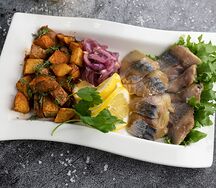 Сельдь и скумбрия с картофелем и луком