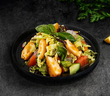 Салат с жареным камамбером