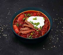 Борщ с говядиной и сметаной