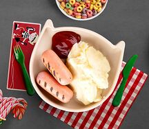 Сосиска из мяса птицы с пюре и кетчупом