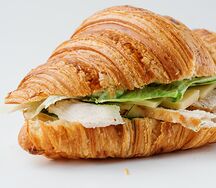 Сэндвич на круассане с ветчиной