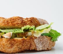 Сэндвич на тартине с курицей