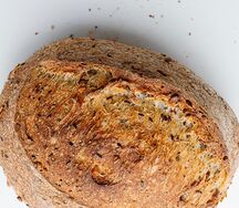 Хлеб с семенами мака, подсолнечника и кунжута