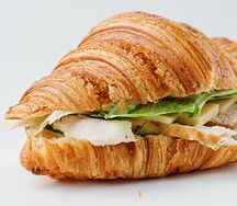 Сэндвич на круассане с курицей