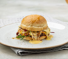 Бургер с говяжьей котлетой и картофелем фри