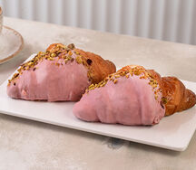 Круассан с вишней