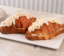 Круассан с миндалем