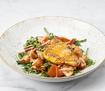 Жаренный халуми с томатами и айоли из чили