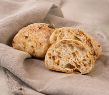 Булочка с луком и оливками