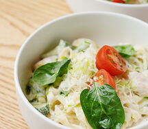 Паста с куриным филе, брокколи и сливочным соусом