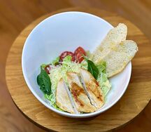 Салат Цезарь с курицей
