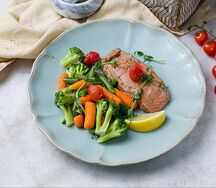 Нежный лосось су-вид с припущенными овощами