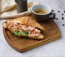 Круассан с креветками