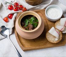 Борщ с салом, чесночной пампушкой и сметаной