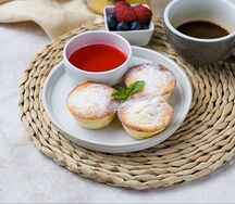 Те самые сырники с малиновым соусом и сметаной