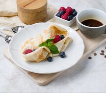 Фирменные блины с сезонными ягодами