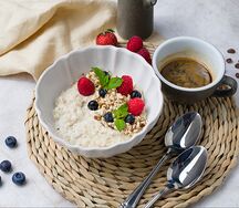 Овсянка с бананом и голубикой