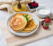 Банановые панкейки с кленовым сиропом