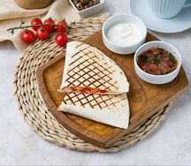 Кесадилья с сальсой и сметаной
