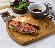 Круассан с ростбифом