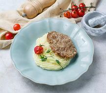 Фирменная котлета из 3-х видов мяса с картофельным пюре, соусом Тартар и Сальсой 