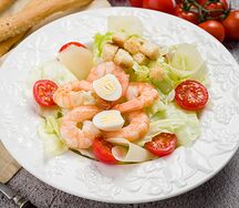 Салат цезарь с креветками