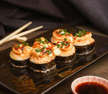 Запеченный ролл Креветки в сырном соусе