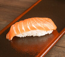 Суши с лососем