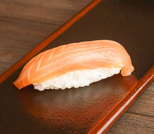 Суши с копченым лососем