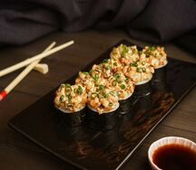 Ролл с острым лососем