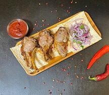 Корейка ягнёнка на углях