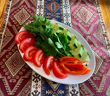 Ассорти из свежих овощей с зеленью