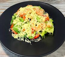 Салат Цезарь с тигровыми креветками