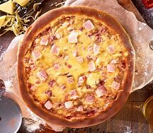 Пицца с ветчиной, грибами и беконом