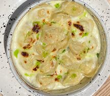 Тортеллини с курицей, запеченные под сырным соусом