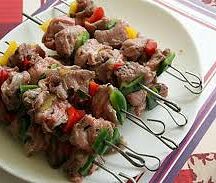 Brochette de filet de bœuf, frite de pomme de terre, ou tagliatelle