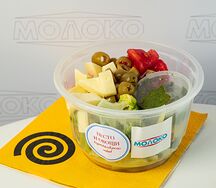 Салат с песто и овощами
