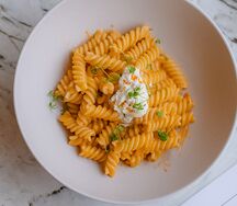 Паста с овощным соусом и сыром фета
