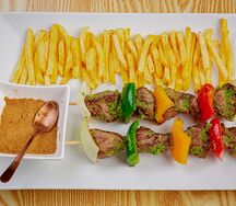 Brochettes ténéré du niger avec frites de pommes de terre