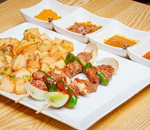 Brochettes ténéré du niger avec frites de pommes de terre sautées