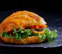 Круассан с лососем