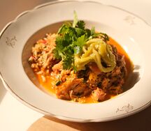 Томленый кролик с перцем и жареным рисом