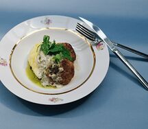 Котлеты из индейки с грибным соусом