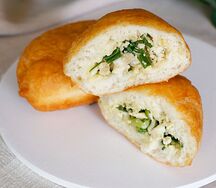 Жареный пирожок с луком и яйцом
