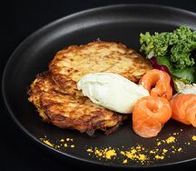 Картофельные драники с лососем и творожным сыром