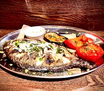 Дорадо с соусом цезарь и овощами гриль