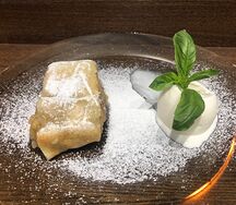 Штрудель яблочный с мороженым