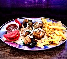 Куриный шашлык с картофелем фри и соусом